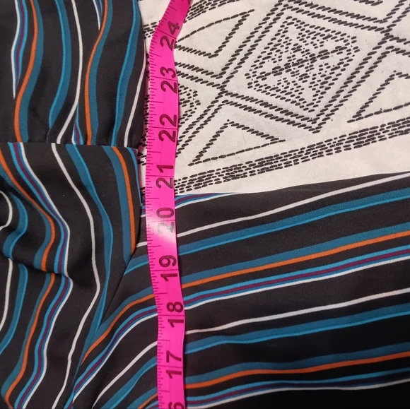 Slight off-shoulder shift blouse - Picture 7 of 10